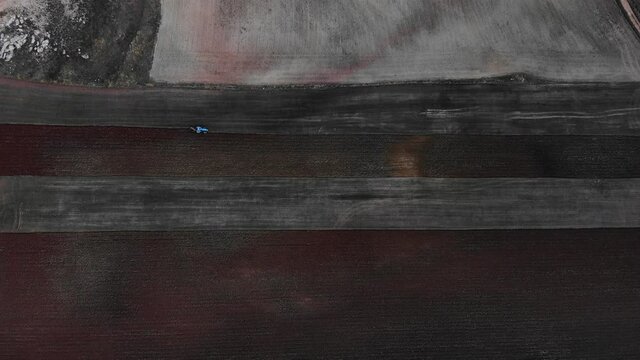 Tractor arando y preparando la tierra para sembrar cereales, trigo y cebada