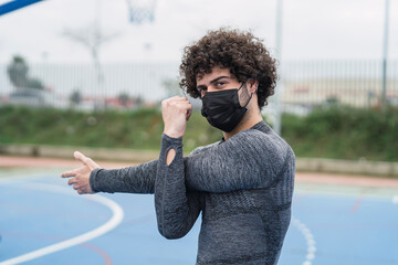 Chico joven atractivo con pelo afro realizando actividad fisica