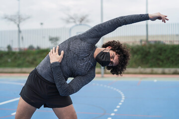 Chico joven atractivo con pelo afro realizando actividad fisica