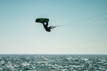 Hohe Kitesurf. Sprünge in Kapstadt 