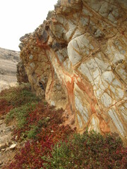 Powulkaniczne ślady na kamieniu w skałach na Maderze, Portugalia  - 419615773