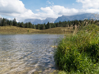 Fototapeta na wymiar Wildensee, ein stiller Bergsee bei Mittenwald in Oberbayern