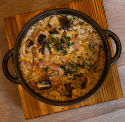 Belarusian traditional dish. machanka with mushrooms in a frying pan