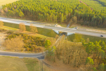 Betonowa, dwupasmowa droga w świetle zachodzącego słońca. Zdjęcie z drona. © boguslavus