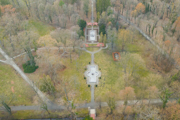 Park dworski w Iłowej. Widok z wysokości na fontanny.