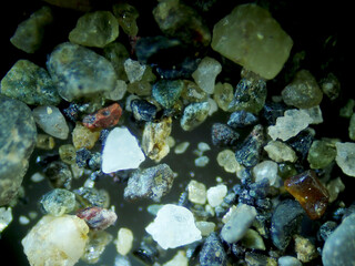 砂浜の砂（40倍以下）の顕微鏡写真