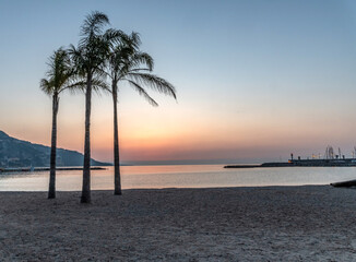 Lever de soleil dans un ciel de feu au-dessus du port de Menton sur la Riviera française
