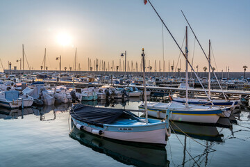 Bateaux de pêche et voiliers dans le port de Menton sur la riviera au lever de soleil
