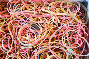 Gummib&auml;nder im B&uuml;ro in Nahaufnahme