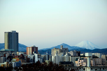 早朝の八王子市街と富士山