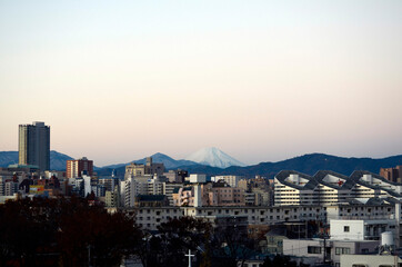 Fototapeta na wymiar 早朝の八王子市街と富士山