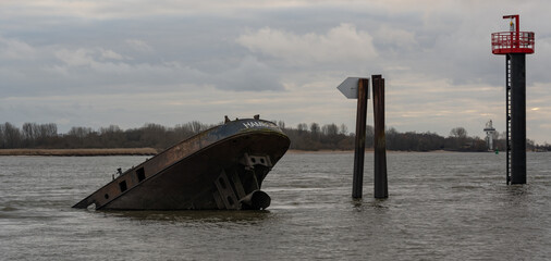 Schiffswrack Uwe am Falkensteiner Ufer an der Elbe bei Hamburg
