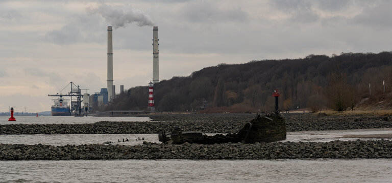 Schiffswrack am Falkensteiner Ufer an der Elbe bei Hamburg