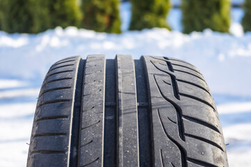 Bieżnik opony zimowej samochodu osobowego. © Miosz