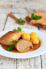 Kohlrouladen mit Kartoffeln und Soße 