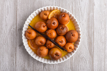 Mini pears in caramel and vanilla sauce