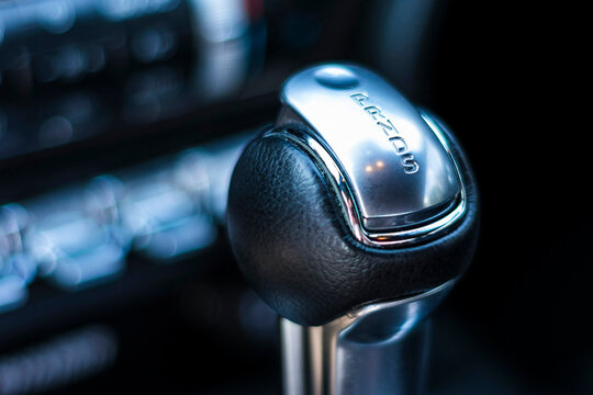 Stylowa sk&oacute;rzana gałka automatycznej skrzyni bieg&oacute;w.