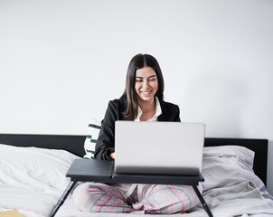 Young latin woman working form home with computer laptop - Concept of digital nomad, freelancer or home office - Virtual business meeting