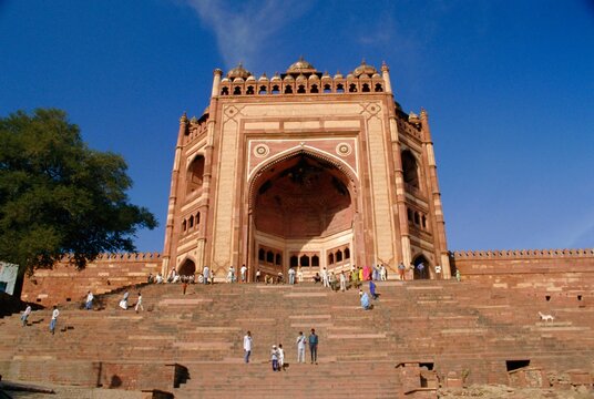 The Gate of Victory, 54m high, Dargah Mosque (Jami Masjid), at the Moghul emperor Akbar's capital, Fatehpur Sikri, Uttar Pradesh