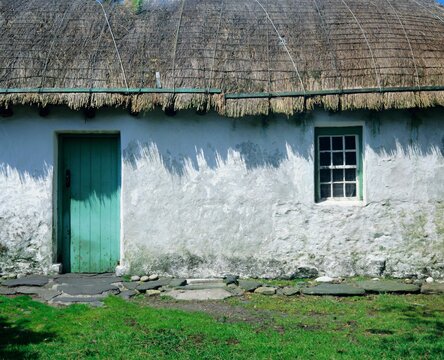 Typical thatched Irish cottage near Glencolumbkille, County Donegal, Ulster