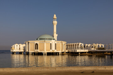 Mosquée et reflet sur le rivage