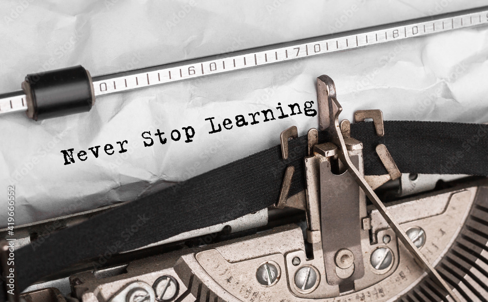 Aufkleber Text Never Stop Learning typed on retro typewriter