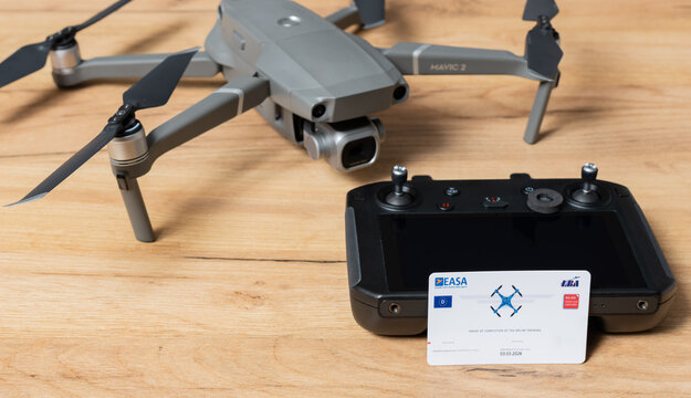 DJI Mavic 2 Pro Drohne von der Firma DJI mit EU-Piloten F&uuml;hrerschein von der Firma LBA und EASA und die DJI Fernsteuerung