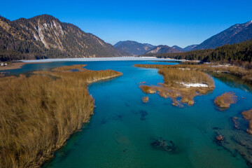 Sylvensteinsee im Februar, teilweise zugefroren