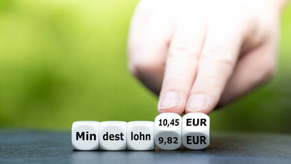 Symbol für die Erhöhung des Mindestlohns zum 1. Juli 2022 von 9,82 EUR auf 10,45 EUR in...