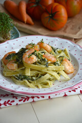 Fettuccine with shrimps and spinach