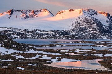 Sunset light on snow covered mountains - obrazy, fototapety, plakaty