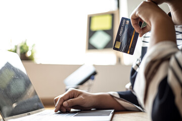 Fototapeta premium Women are filling out their credit card information to pay for purchases made through the website. Credit cards can pay for goods and services online. Online shopping ideas
