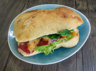 Sandwich au poulet sur une assiette