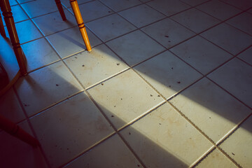 dreckige Flie&szlig;en auf dem K&uuml;chenfu&szlig;boden