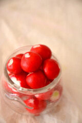 ravanelli rossi ortaggi freschi in barattolo di vetro