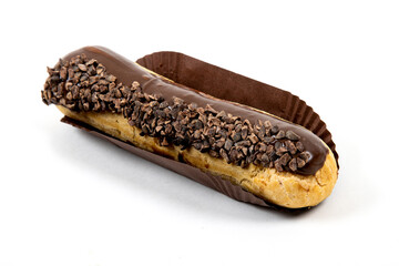éclair au chocolat, pâtisserie Française, photo en studio, fond blanc.