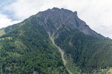 Voyage vers l'Italie par la montagne suisse