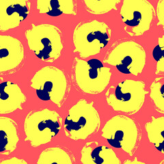 seamless pattern abstract grungy circles paint on bright background.