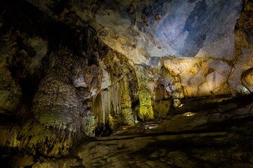 Fototapeta na wymiar Beautiful Paradise Cave in Vietnam