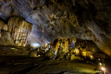 Fototapeta na wymiar Beautiful Paradise Cave in Vietnam