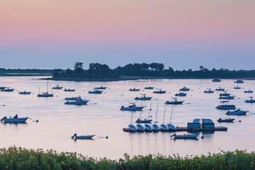 Naklejka premium USA, Massachusetts, Ipswich. Sunrise over Great Neck