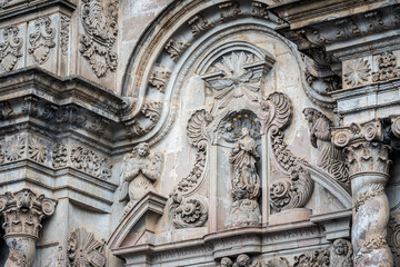 Obraz premium Details of the facade of the baroque Church of the Society of Jesus, (La Compañía) in Quito, Ecuador