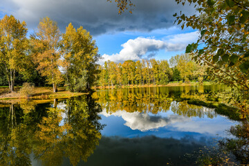 Plan d'eau du mas à Issoire proche du camping par une belle journée d'automne avec reflets des arbres