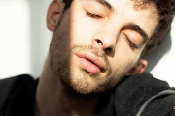Obraz premium Teenager portrait sleeping on sun light