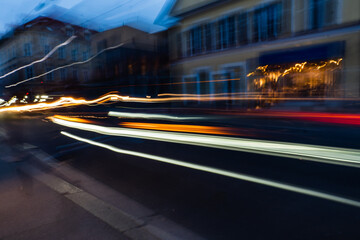 Fototapeta na wymiar Langzeitbelichtung mit Lichtstreifen von Autos