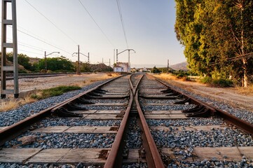 Fototapeta na wymiar Vista de las vías del tren con un cruce entre ellas