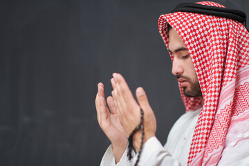 Arab man in traditional clothes praying to God or making dua - obrazy, fototapety, plakaty