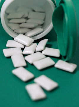 chicles ca&iacute;dos sobre fondo verde