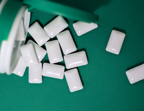 chicles sobre fondo de verde de hierbabuena 
