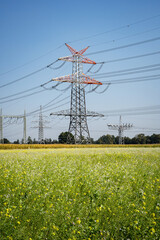 Netzausbau - neu erbaute Stahlmasten f&uuml;r Hochspannungsleitungen,  Symbolfoto.
